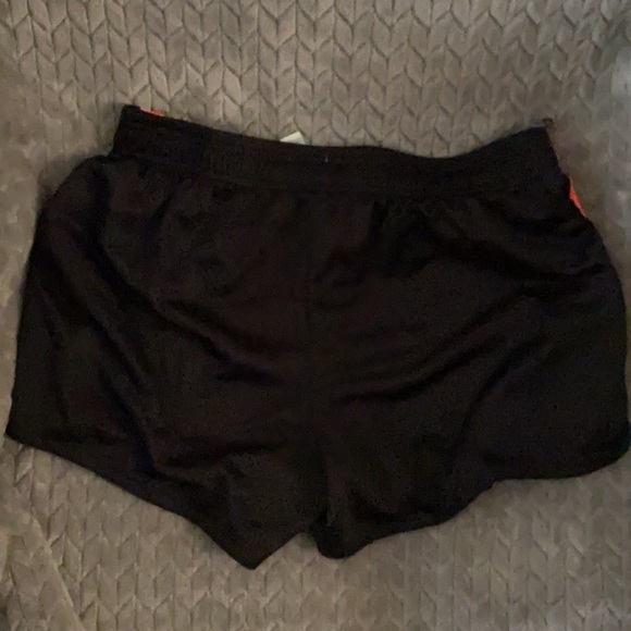 Shorts - Picture 3 of 3